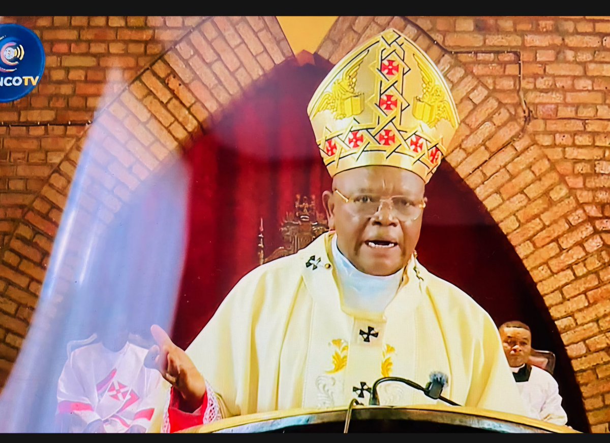 KafCharles's tweet photo. Le cardinal Fridolin Ambongo s'est adressé aux fidèles catholiques de Bokungu en déclarant que les évêques sont, selon lui, parmi ceux qui aiment le plus la RDC. Il a estimé que certains responsables politiques privilégient leurs intérêts personnels en se servant du nom du peuple, tandis que les évêques n'aspirent ni à des avantages financiers ni à des fonctions, mais œuvrent uniquement pour le bien-être des Congolais.