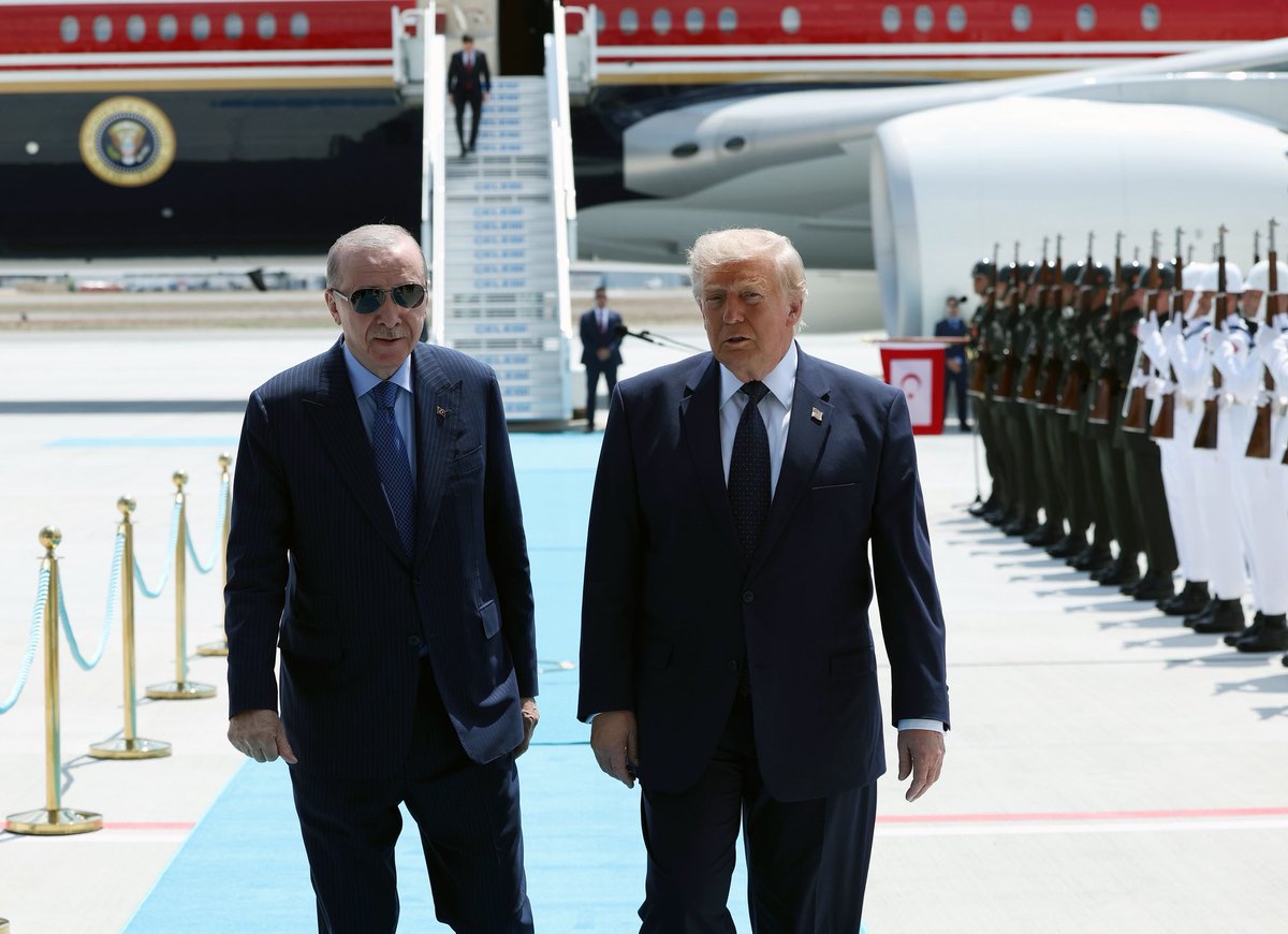 tcbestepe_fr's tweet photo. Le Président @RTErdogan a accueilli le Président américain Donald Trump, qui s’est rendu en Türkiye à l’occasion du 36e sommet des chefs d’Etat et de gouvernement de l’OTAN, à l’Aéroport d’Ankara. https://t.co/7eop0y1bwM