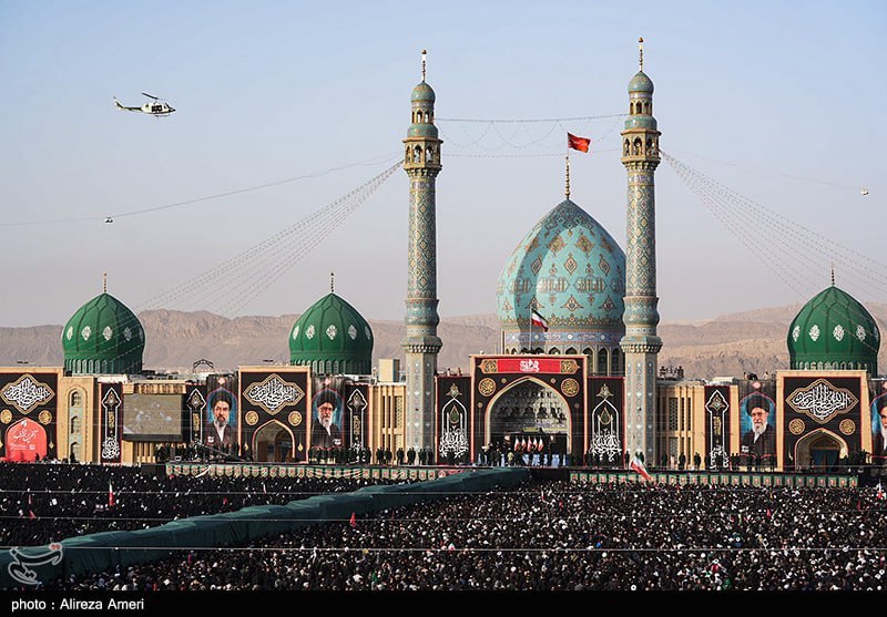 Mahlla93's tweet photo. اشک‌ها، پرچم‌ها و شعارها؛ امروز روایت دلدادگی مردم بود.

#باید_برخاست #قائد_امت https://t.co/a70gOBAms9