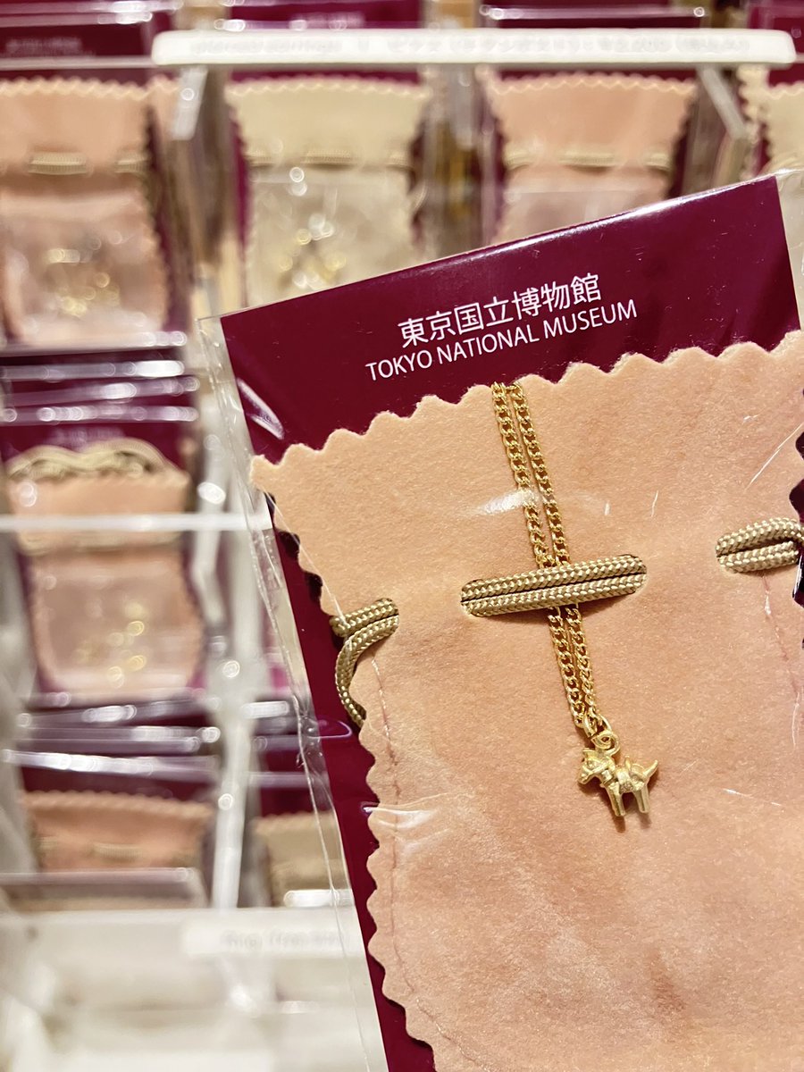 ikenohatanezko's tweet photo. トーハクにアテンドしたキッズ達とお揃いで買った10ドル土産がとてもよい😍
18kの同シリーズでないかな。 https://t.co/0DcvcJY0WK