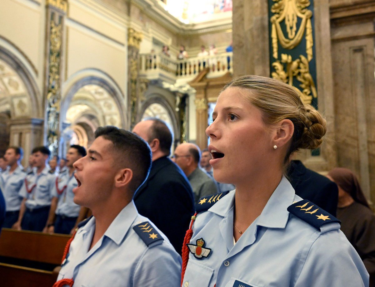 Rebepl's tweet photo. 🇪🇸✈️Emotiva despedida de los alumnos de la AGA ante la Patrona de Murcia.

En la antesala del centenario, la entrega del Rokiski cobra un significado aún más especial.

Mis mejores deseos en su vocación de servicio, siempre bajo la bendición de la Virgen de la Fuensanta. https://t.co/9pyS5JVsTq
