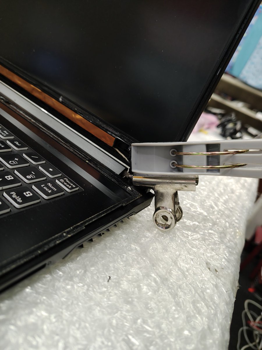 sd24_hiroshima's tweet photo. ノートパソコンの蝶番破損

液晶パネル開ける際、音がして開けず、取り付けの金具が見えているとのお持ち込み

本体と液晶パネルを開閉させる、蝶番金具が左右両方ともに破損しています💦

接合処理し、楽に開閉できるようになりました
安価で仕上げます🍀

＃液晶金具修理　#広島紙屋町 https://t.co/6pkly3pvES