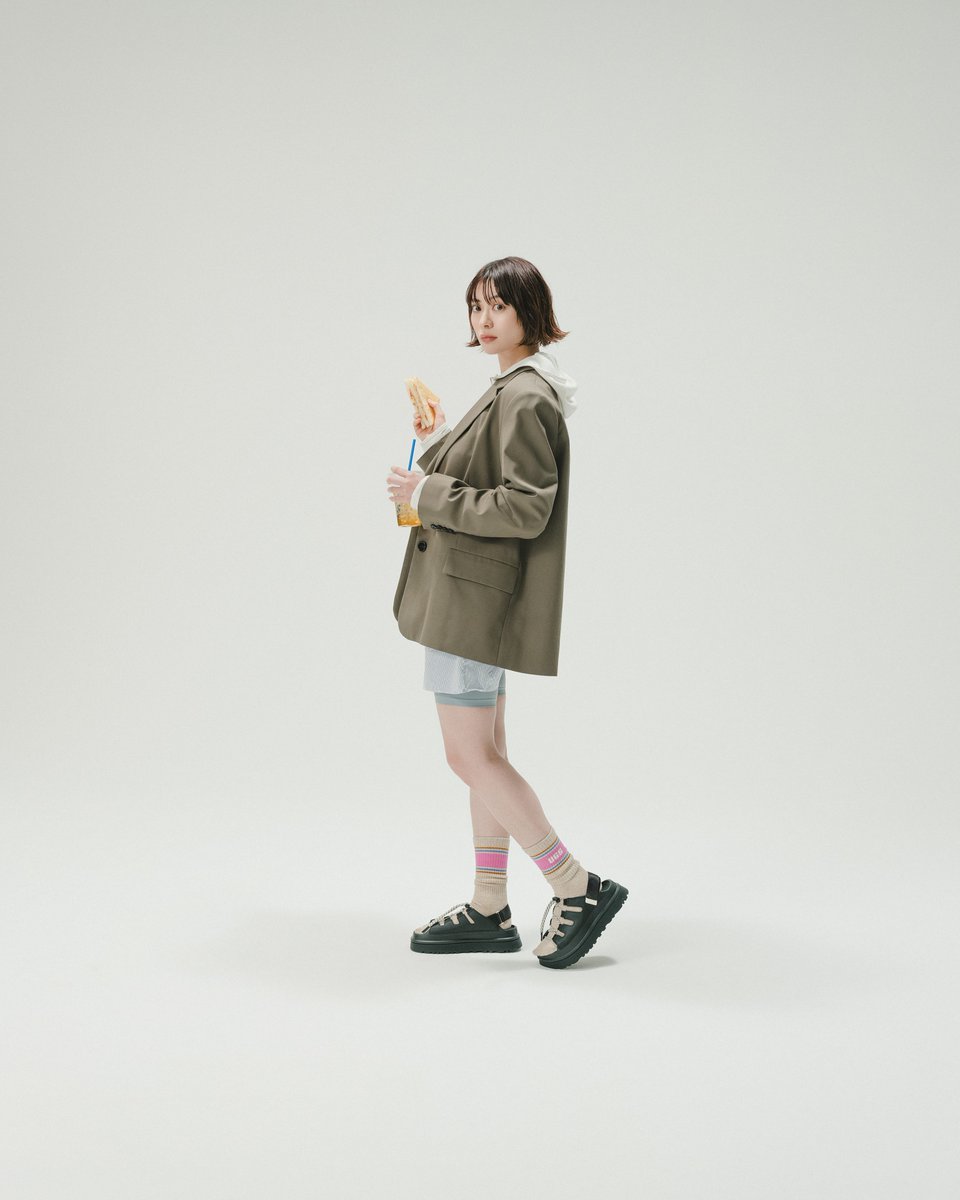 UGGJapan's tweet photo. アクティブなスタイリングにも、きれい目スタイリングにも、どんなスタイリングにも合わせやすい #UGGサンダル GoldenGlow Toggle☀️
#UGGアパレル を合わせたり、自分らしいコーデを楽しんで。 

📸: 山下リオ

https://t.co/73EbssnNf2

#UGG
#山下リオ https://t.co/pDrzRHNfzP