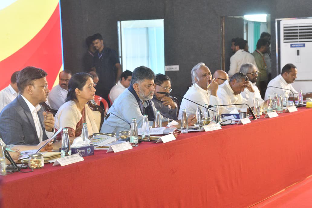 PriyankKharge's tweet photo. . @CMofKarnataka 
and DCM @DrParameshwara reviewed drought preparedness across the Kalyana Karnataka division.

The rainfall deficiency is not just a seasonal concern; it is a warning for the future.

Ballari: -9%
Koppal: -33%
Vijayanagara: -63%
Raichur: -23%
Kalaburagi: -41%
Yadgir: -19%
Bidar: -34%

The Government is closely monitoring the situation and taking proactive measures to protect people, livestock, crops and drinking water security across the region.

Preparedness, coordination and timely action will remain our priority.