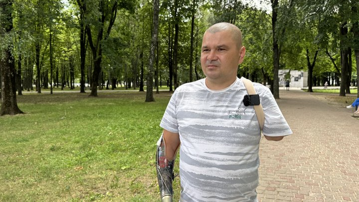 poltavazmist's tweet photo. 43-річний ветеран Роман Махновський їхав із дружиною та донькою до спортзалу.

За словами ветерана, попереду 20-річний водій електросамоката їхав дорогою, говорив телефоном й однією рукою керував самокатом.

«Він їде, однією рукою рулює, другою – говорить по телефону. ГАЗель повертала, я йому метрів за 20 посигналив, бо почав маневрувати по дорозі, чи п’яний, хтозна. Об’їхали ми, метрів 20 за нього, чую кричить: "Стій, зупинися!"», – розповів Роман «Суспільному».

2/6