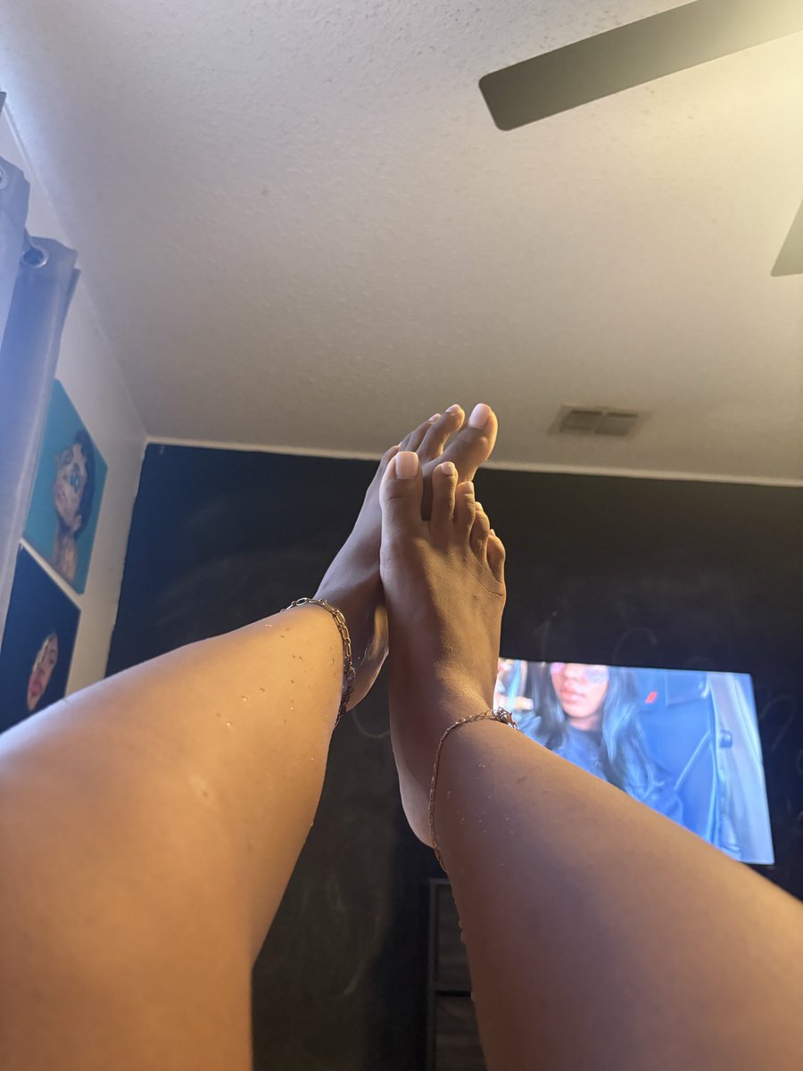 Cherryluvyou's tweet photo. Fresh out the shower 👣💦 #feetfetısh #feetworshi̇p #toes #feet https://t.co/pEuqnXCJzS