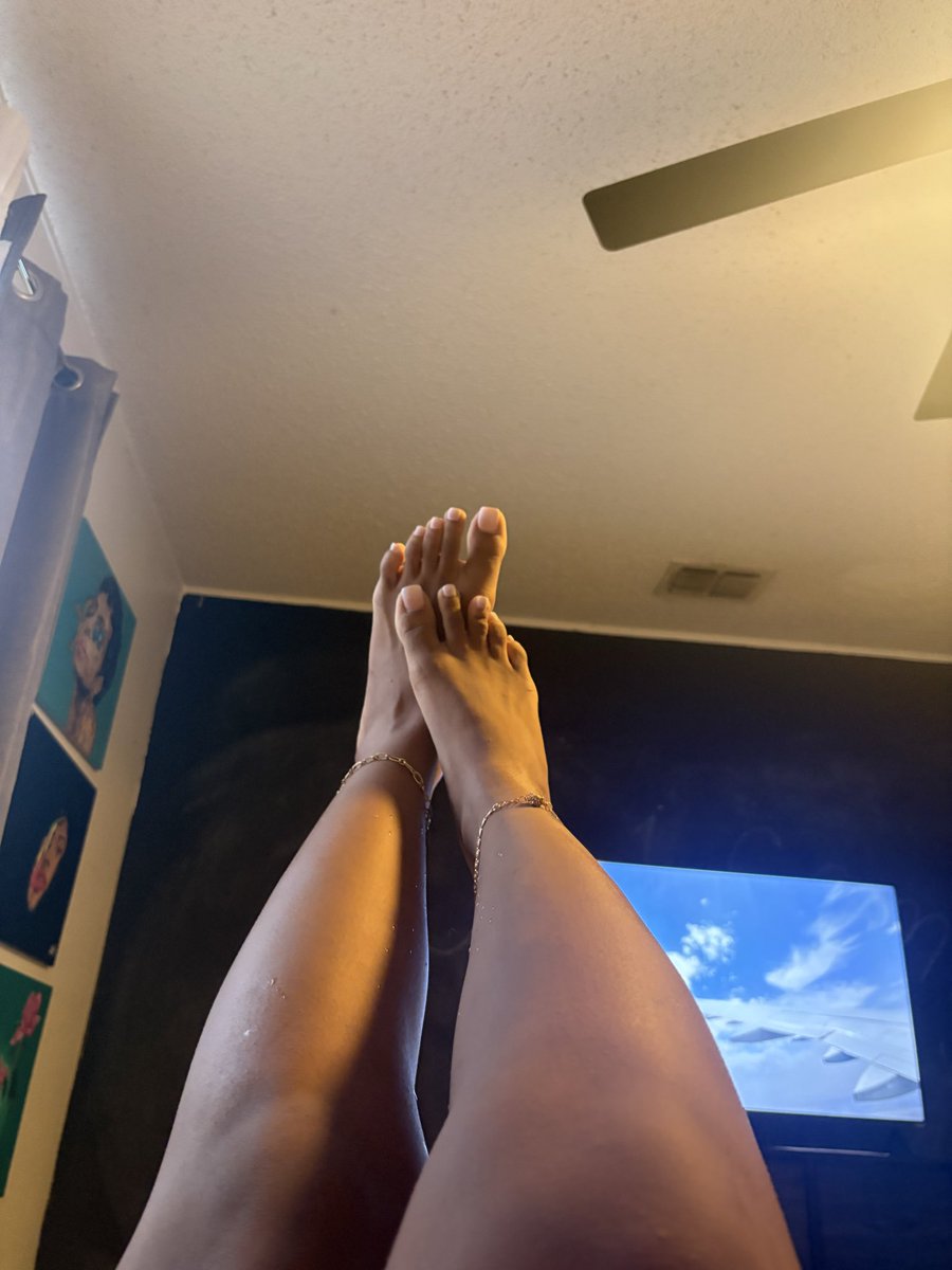 Cherryluvyou's tweet photo. Fresh out the shower 👣💦 #feetfetısh #feetworshi̇p #toes #feet https://t.co/pEuqnXCJzS