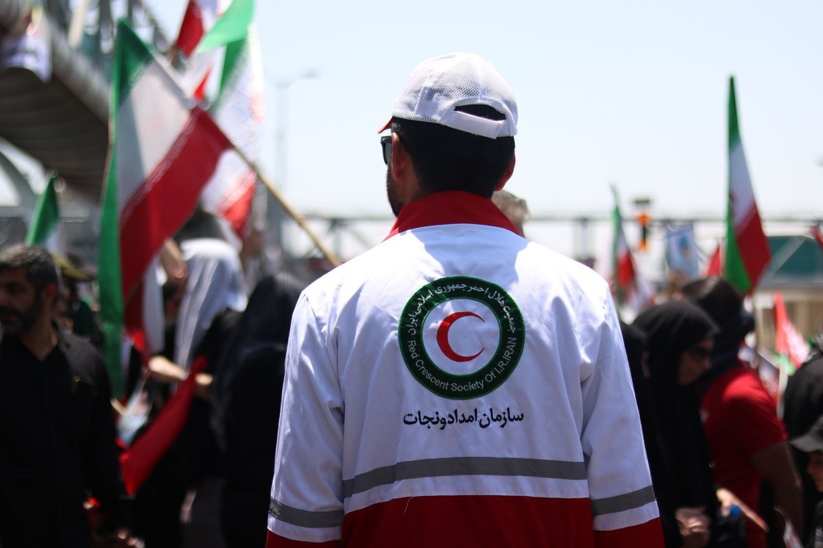 Mahlla93's tweet photo. بدرقه باشکوه، نشان داد که یاد بزرگان در دل مردم زنده می‌ماند.

#باید_برخاست #قائد_امت https://t.co/r5ZWfcgR1o
