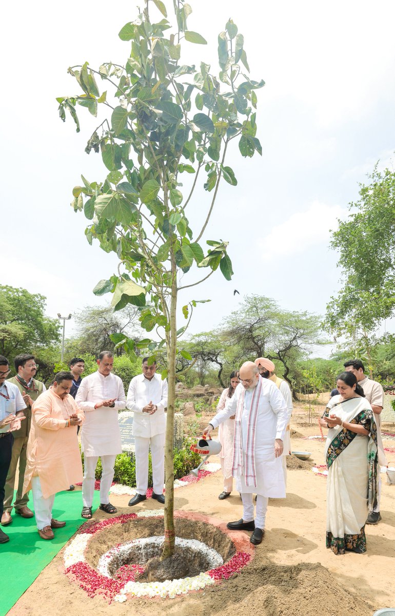 AmitShah's tweet photo. आज दिल्ली के नानकपुरा रिज में 'एक पेड़ माँ के नाम' अभियान के तहत वृक्षारोपण किया।

मोदी जी का यह अभियान पर्यावरण संरक्षण के संकल्प व प्रकृति के प्रति हमारी संस्कृति के सम्मान का प्रतीक बन रहा है। दिल्ली सरकार इस अभियान से जुड़ दिल्ली रिज को पुनर्जीवन देने का काम कर रही है। https://t.co/yWDAaGaUwY