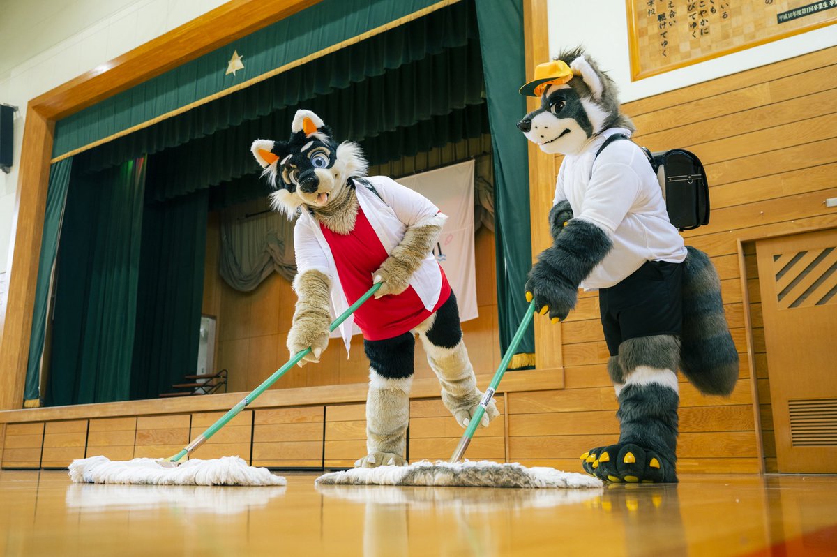 weaverkun's tweet photo. 二人で、楽しくモップがけ！🧹⭐️

🦝（@PRS_Raccoon ）
📸（@3tsu_zunda ） https://t.co/XMKp3qpg6l