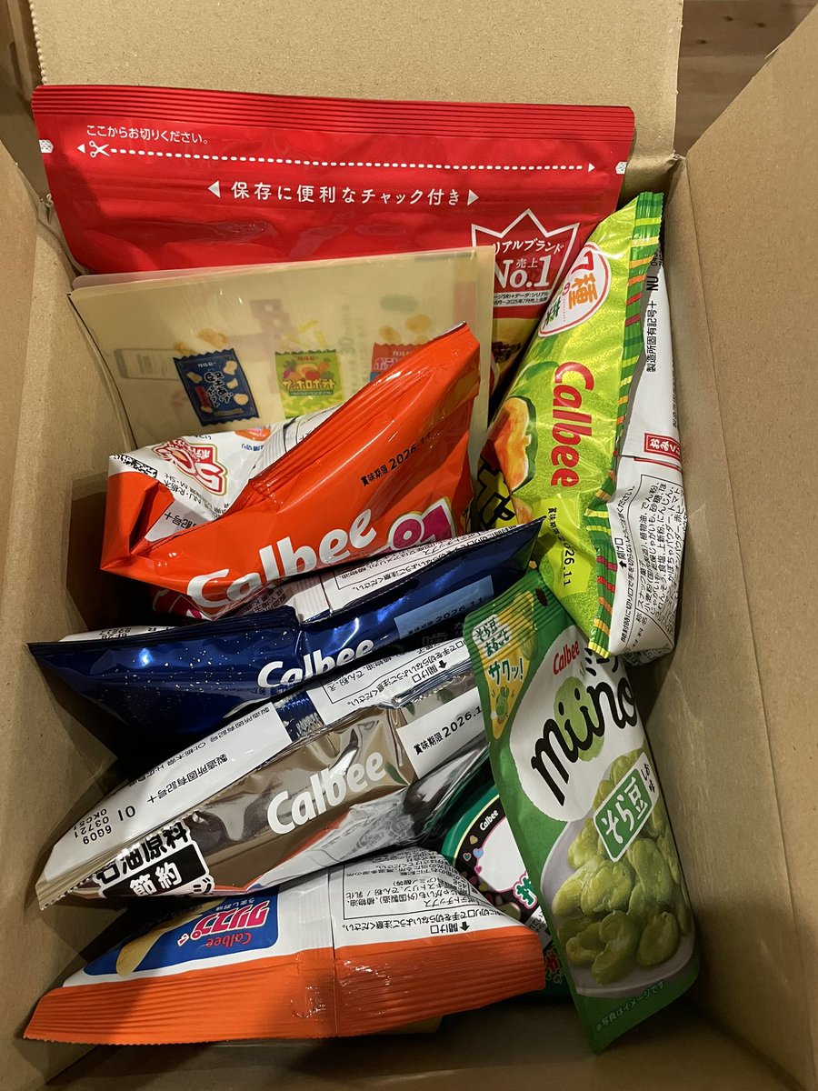 t_mi_3's tweet photo. カルビーの株主優待( ¨̮ )
ちょっひり含み損だったけどここ数日で株価も戻ってきた！
好きなお菓子ばかりで嬉しい！ https://t.co/zs4k8beH1y
