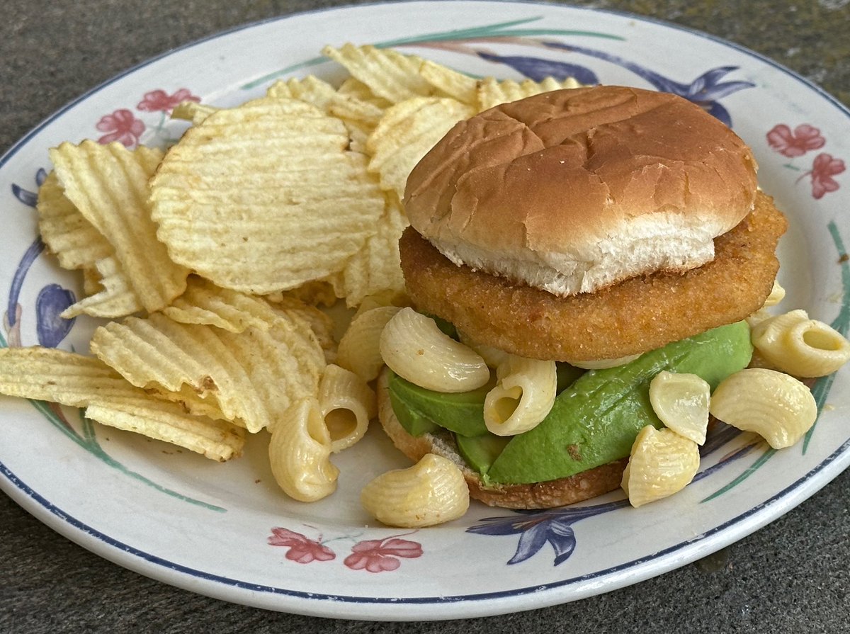 Robotvirgin's tweet photo. The Impossible Chicken Vegan Mac & Cheeze Burger with Avocado, plus Potato Chips on the Side!
.
.
.
.
.
.
.
.
#veganchickenburger #veganchicken #veganmeat #chickn #impossiblechickenburger #impossibleburger #vegan #veganfood #plantbased #veganism #impossiblemeat #veganmac #veganmacandcheese #veganmacaroniandcheese #vegancheese #cheeze #dairyfree #veganfoodie #veganfortheanimals #portlandvegans #pdxvegan #vegansofportland #vegetarian #govegan #avocado #vegandinner #avocadolover #avocadolove #avocadoaddict #veganprotein