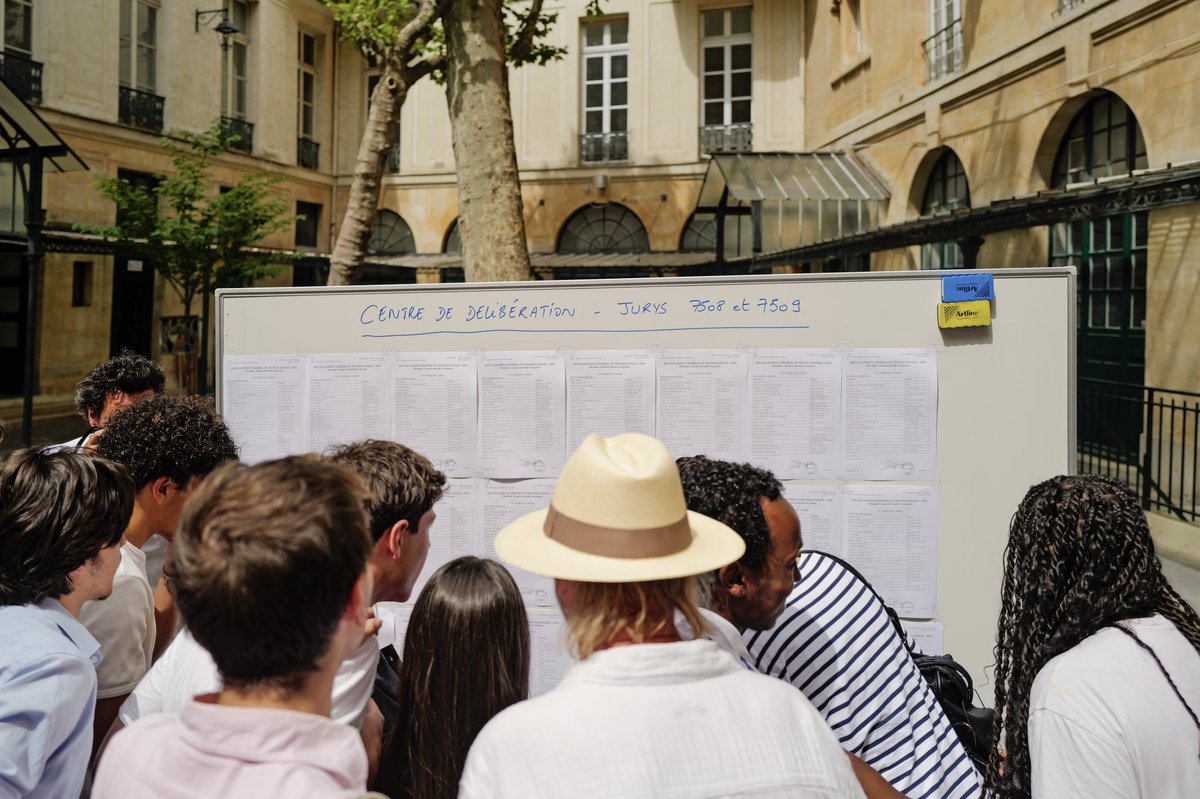 EdouardGeffray's tweet photo. C’est le grand jour : celui des résultats du baccalauréat !

C’est un moment important qui marque l'aboutissement de plusieurs années d'efforts, de travail et de persévérance. Prenez le temps de savourer cet instant.

À celles et ceux qui doivent passer les épreuves de rattrapage : c’est une nouvelle opportunité de montrer ce dont vous êtes capables. Gardez confiance et donnez le meilleur de vous-mêmes.

Aujourd’hui, que que soit votre résultat, l'avenir vous est grand ouvert. Bonne route à toutes et à tous !