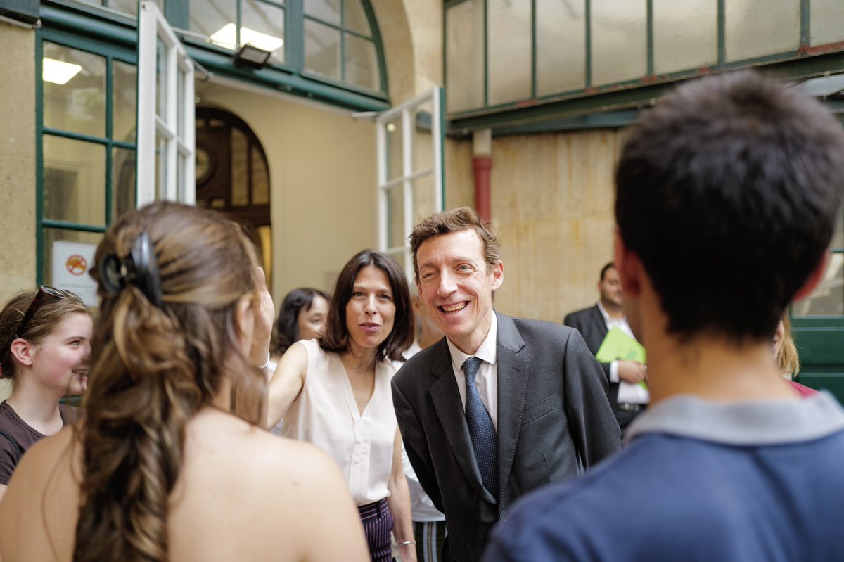 EdouardGeffray's tweet photo. C’est le grand jour : celui des résultats du baccalauréat !

C’est un moment important qui marque l'aboutissement de plusieurs années d'efforts, de travail et de persévérance. Prenez le temps de savourer cet instant.

À celles et ceux qui doivent passer les épreuves de rattrapage : c’est une nouvelle opportunité de montrer ce dont vous êtes capables. Gardez confiance et donnez le meilleur de vous-mêmes.

Aujourd’hui, que que soit votre résultat, l'avenir vous est grand ouvert. Bonne route à toutes et à tous !