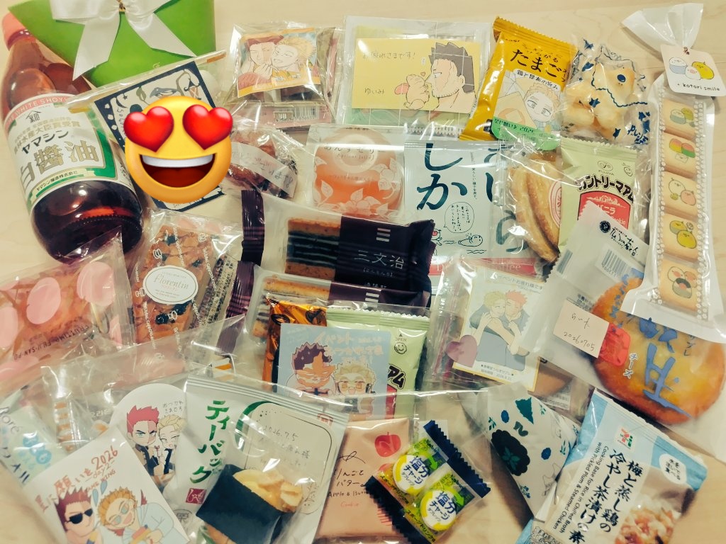 e_hellfire's tweet photo. ご本も差し入れも無事受け取れました！写真撮るまで我慢できなくてたべちゃったのもありますが、今回もいっぱいありがとうございます😭🙏
九州の醤油をばらまいていたら別地域のお醤油を頂いたの嬉しすぎる🤣 https://t.co/C4RREmJ4cf