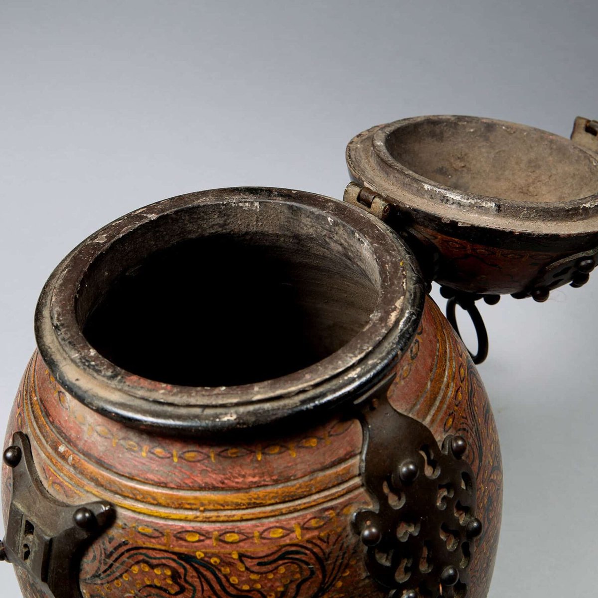 Fine_Antiques's tweet photo. Elegant Rajasthani wooden jar with matching cover — a timeless hand-carved piece that brings warmth and history to any interior. Perfect as a decorative vessel or storage accent. #antiques #HomeDecor Tap the link in bio. https://t.co/YjPFmxWA5l