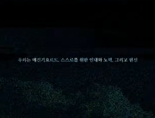 7SEQQ's tweet photo. 보통의 교환작업이 어떻게 이루어지는지는 잘 모르지만, 이 두 곡은 어느 부분을 누가 담당하냐를 정해놓지도 않았고, 각자 특정 파트를 만들어 비교한 뒤 선택하는 과정도 없었고, 그냥 트랙을 교환하며 서��� 보강하고 이것저것 덧대기만 하여 완성된 곡들입니다. 
정확하고 치밀한 계획보다는 그냥!! 갖다 붙여!! 아무튼 좋아짐!! 이라는 느낌으로 꽉꽉 채워버려서, 양감(?)있는 곡들이 만들어졌다는 생각이 드네요.

제가 트랙메이킹 작업을 하도 안 하다 보니, XeoN님께서 너는 곡작업을 왜 안하냐 불만이 뭐냐 시위하는거냐 아님 개기는거냐 라고 하시며 거의 완곡이 되어있던 Sleipnir의 가완본을 보내주시고 여기다 뭐라도 붙여라 말씀하신 것이 이번 작업의 시작이었고...ㅎ... 
그 가완본에 제가 할 수 있는 것이 뭘까를 고민하며 이것저것 덧대다 보니, 타악기 소스와 필인 연출이 보강되었고, 추가적인 교환작업을 통해 세세한 부분들이 조정되며 Sleipnir의 작업을 끝낼 수 있었습니다.

Sleipnir의 작업이 곡의 아웃트로에 도달했을 때 쯤에-이 아웃트로가 앞에 진행되었던 곡조와 다른 곡 같아서 인상적이다 라는 생각을 했고, 거기서부터 진짜 다른 곡을 구성해보자는 아이디어를 떠올린 것이 두 번째 작업의 시작이었습니다. 
그래 이왕 합동작업을 하는데 한곡 더 만들어서 스케일도 키우고! 내 컬러(뭔지 모름)도 넣고! 연출도 넣고! 수미상관! 라이트모티프! 형제곡! 내 소리를 썼으면 나도 너의 파트를 쓰겠다! 라며 오만가지 생각을 하게 되었고, 일단 떠올린대로 만들어보자 싶어 구성을 시작했습니다.

메인 리듬은 원곡과 다름을 직관적으로 알 수 있는 4otf로, 피아노보다 신스 위주의 좀 더 전자음악적인 구성으로, 화려한 기교보다는 직선적이고 우직한 느낌의 16박 아르페지오를 꽉꽉 채운 구성으로... 
이런 생각들을 하다 보니 컨��과 작업 방향이 정해지고, 제목까지 정해지게 되었습니다. 속도감과 중압감이라는 다른 키워드를 가졌지만 테마는 하나로 연결되기 때문에, 어떤 아이디어가 먼저랄 것 없이 자연스럽게 연상되어 각 키워드에 맞는 Sleipnir와 Megingjord라는 제목이 붙었습니다. 
DMRV의 본편 스토리 세계관에서 북유럽 신화의 요소를 차용하기 시작했기에 곁다리로 껴들어가기도 괜찮겠군 하는 생각이 들었었죠. 물론 노르딕이나 아이리시 쪽의 분위기를 살린 음악도 아니었고, 그런 스케일을 쓰는 음악도 아니었기 때문에, 제목이 이래도 괜찮나 하는 생각도 들긴 했습니다만... 아무렴 어떠냐 테마가 중요하고 연결성이 생기면 됐다 지금 완성이 될지 안될지도 모르는데 어쩌구저쩌구... 하며 일단 두 번째 작업을 개시했습니다.

첫 번째 작업과 마찬가지로 수 회의 교환작업을 통해 서로 이거어때 저거어때 하며 작업을 진행했습니다만, 오랫동안 작업을 하지 않았었기에 결국은 어째야 할 지 몰라 막히는 구간이 많았고, 그럴 때마다 XeoN님의 도움을 받아 어찌저찌 풀어나갔습니다. '일단 갖다 붙이고 고치든가 거기다가 더 갖다 붙이면 해결된다' 라고 말씀하셔서, 그으래 그러면 일단 꾸역꾸역 집어넣는다 하고 아르페지오 진행도 2화음으로 바꿔버리고, 메인 리드 신스는 가상신스 다섯개 일곱개씩 붙여버리고... 
아무튼 뭐든 구겨넣으면서 무게감을 늘려가며 곡을 진행해 나갔습니다. 어느 파트던 간에 그 파트가 진행되고 있는 동안에는, 연출에 특정 요소가 나왔다가 들어가거나 - 다른 소리와 대체하지 않고, 무조건 추가되는 방향으로만 소리들을 구성했습니다. 한번 나왔으면 다음 파트까지는 무조건 달린다! 하면서 말이죠.

Sleipnir의 곡 중간에 등장하는 신스 드랍 파트에, 제 예전 곡인 Cypher Gate�� 신스 사이렌이 활용된 파트가 있었습니다. '너는 이 부분을 무조건 완성시���야 하고 난 네가 작업하는 꼴을 무조건 봐야겠다' 라는 굳은 의지가 느껴졌던 부분이었던... 아무튼 그 부분은 완성도가 높아 결국엔 손대지 않고 그냥 넘어갔었는데, 그 파트에서 착안하여 그럼 나도 두 번째 곡에 XeoN님의 소리를 가져다 쓰면 재밌겠다는 생각을 구상 초기부터 하고 있었고, 16박으로 달리는 곡으로 계획한 곡 특성 상 가장 잘 어울리는 Diomedes의 달리는 베이스를 가져다 쓰면 딱이겠다 싶어 그 부분을 Megingjord에 활용하게 되었습니다. 
재밌는 이야기거리가 되겠다는 생각으로, DJMAX 시리즈에 오랫동안 참여한 서로에 대한 RESPECT로!

그렇게 후렴, 클라이막스까지 같은 방향으로 작업을 이어갔고, 마지막까지 교환작업을 해가며 곡을 완성했습니다. 

계획한 대로, 패턴까지 생각하여 쉴 틈 없이 압력을 가하는 느낌으로 '힘'이라는 키워드에 맞는 곡이 나���다고 생각합니다. 쩔쩔매긴 했지만 재미있는 작업이었고, 기존에는 V-LINK 특전 수록곡으로 원래 있던 곡들의 Extended 버전이 수록되고 있었는데, 이번에는 다른 사양으로 곡을 제공할 수 있었던 점도 특별한 부분이 된 것 같네요. 

들어주시고, 플레이해주시고, 봐주신 분들께 모두 감사드립니다!
아주 멋진 비주얼을 만들어주신 SB_Engineer 님, 믹스/모니터링 도와주신 ned님과 RAVE팀 분들께도 대단히 감사를 드립니다!!