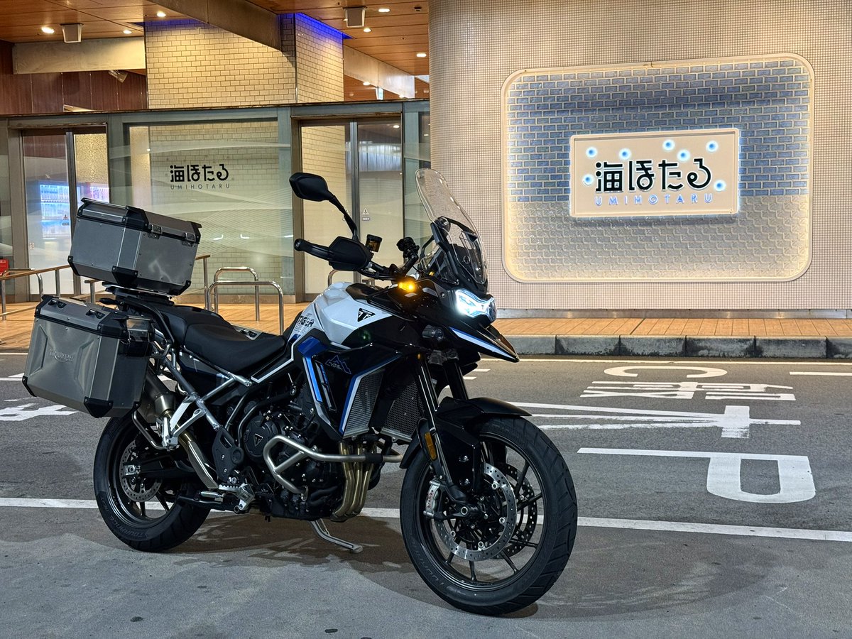 MooNRideLab's tweet photo. #海ほたる #Tiger #AlpineEdition #オプションこれから #先にパニアとトップボックス #デカいんですけど笑 https://t.co/5n4jgkuW9z