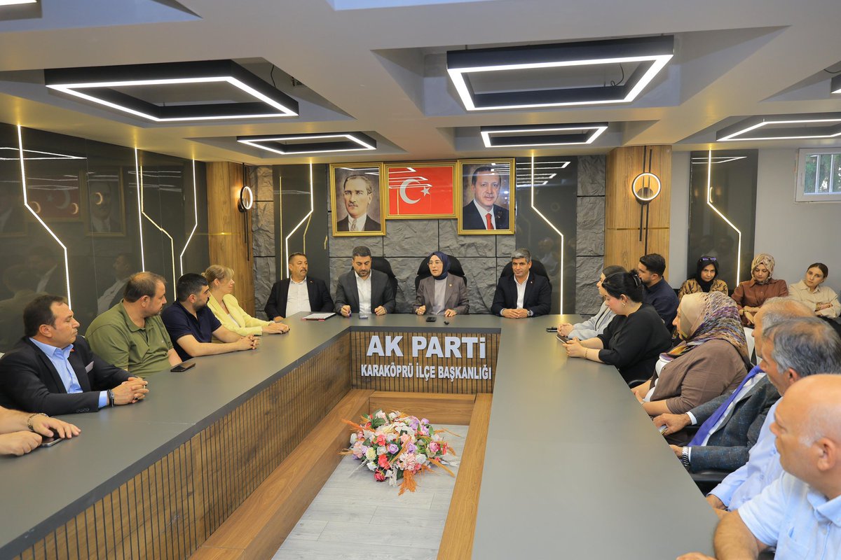 Karakopruak's tweet photo. Şanlıurfa Milletvekilimiz, Çevre ve Şehircilik Politikaları Başkan Yardımcımız Sayın Cevahir Asuman Yazmacı’nın katılımlarıyla;
İlçe Başkanımız Sayın Av. Orhan Çelik’in başkanlığında, İlçe Koordinatörümüz Sayın Ali Demir, Belediye Meclisi AK Parti Grup Başkan Vekilimiz Sayın Faruk Bayuk, Kadın Kolları Başkanımız Sayın Makbule Oruç ve Gençlik Kolları Başkanımız Sayın M. Fatih Bozdağ ile haftalık olağan Yönetim Kurulu Toplantımızı gerçekleştirdik.
Teşkilat çalışmalarımızı kapsamlı şekilde istişare ederek önümüzdeki dönemin yol haritasını değerlendirdik. Birlik ve istişare kültürümüzden aldığımız güçle, milletimize hizmet yolunda aynı kararlılıkla çalışmaya devam ediyoruz.

@RTErdogan @bybekirbozdag @abuyukgumus @hakanaksu058 @farukaytek @milhamigunbegi @CYAZMAC @avorhancelik @AliDemir8914344 @farukbayuknet @Makbulee_Oruc @FBozdag63

#AKParti #Karaköprü #TürkiyeYüzyılı