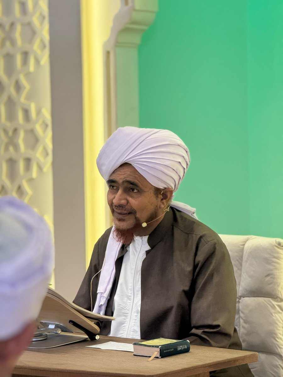 habibomar's tweet photo. شرح قصيدة (لذاتي بذاتي) - 2 | من قوله: ومرتبة التقييد أظهرت رحمة
الدرس الثاني للعلامة الحبيب عمر بن حفيظ في كتاب: شرح قصيدة الشيخ عبدالغني النابلسي (لذاتي بذاتي)، للحبيب أحمد بن أبي بكر بن سميط، في الدورة الصيفية الثالثة بمعهد الرحمة بالأردن، مساء السبت 19 محرم 1448هـ

 للاستماع والحفظ
https://t.co/LcOWQf1Ih7
 للمشاهدة:
https://t.co/17fmuLEqgk

 شرح من قوله:
ومَرتبَة التَّقْيِيدِ أَظهرت رحمة ** ومرتبة الإطلاقِ أنِّي سَاترُ
 وتلك بمخلوق وهذي بخالقٍ ** سَمت وفي التحقيق أين التغايرُ
 وأحببْتُ بالتكليف إظهار حِكمَةِ الـ ** ظهورِ وحُكْمِي ما أنا فيه جائرُ

 من أبرز ما جاء الدرس:
- مفهوم مرتبتي التقييد والإطلاق وعلاقتهما بوجود الكائنات وعدمها
- ​إيجاد العالم مظهر لاسم الله "الرحمن" وللرحمة الإلهية
- ​تنزيه أفعال الله تعالى عن الأغراض وارتباطها بالحكمة
- ​نظرة العارفين للأكوان ومسألة "وحدة الوجود" بمعناها الصحيح والباطل
- ​الحكمة الإلهية من التكليف ومسألة التكليف بالمحال
- ​أفعال الله تعالى بين محض الفضل ومحض العدل وتنزيهه عن الجور
- ​بطلان الاحتجاج بالقدر على المعاصي وإثبات اختيار العبد
#عمر_بن_حفيظ #قصيدة #لذاتي_بذاتي #توحيد #عقيدة
