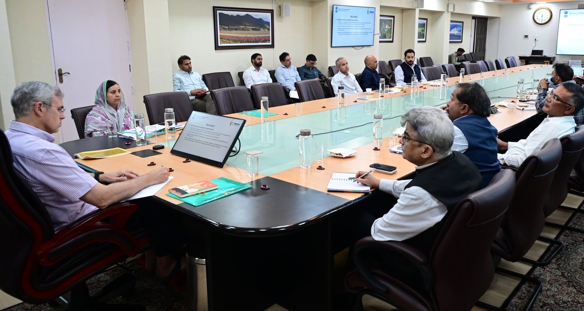 PoEChandigarh's tweet photo. PoE Chandigarh presented before the Hon'ble Chief Minister of J&K on Safe & Legal Overseas Mobility, highlighting emigration trends, overseas employment opportunities for J&K youth, and measures to curb illegal recruitment through coordinated enforcement.
#SafeMobility #eMigrate https://t.co/Q6cL02Qxm1