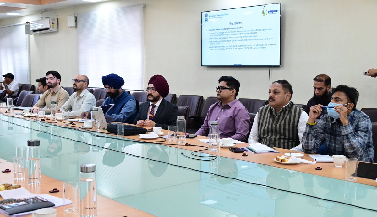 PoEChandigarh's tweet photo. PoE Chandigarh presented before the Hon'ble Chief Minister of J&K on Safe & Legal Overseas Mobility, highlighting emigration trends, overseas employment opportunities for J&K youth, and measures to curb illegal recruitment through coordinated enforcement.
#SafeMobility #eMigrate https://t.co/Q6cL02Qxm1