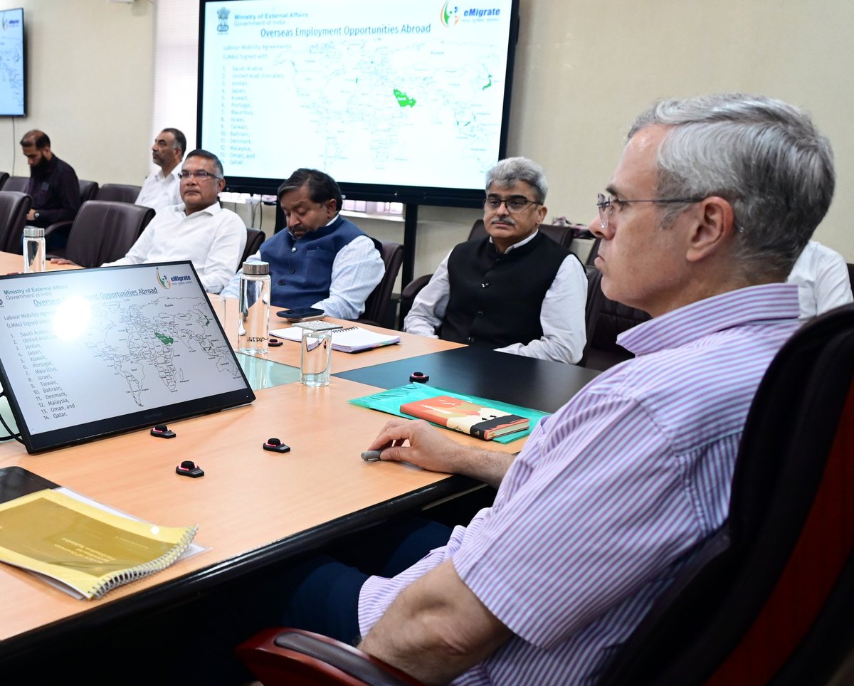 PoEChandigarh's tweet photo. PoE Chandigarh presented before the Hon'ble Chief Minister of J&K on Safe & Legal Overseas Mobility, highlighting emigration trends, overseas employment opportunities for J&K youth, and measures to curb illegal recruitment through coordinated enforcement.
#SafeMobility #eMigrate https://t.co/Q6cL02Qxm1