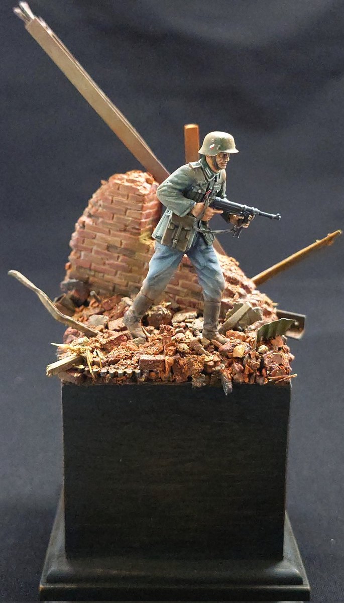 nuru_doll_afv's tweet photo. 1/35 ドイツ歩兵セットを使用したジオラマ完成。
スターリングラードをイメージしてポーズなどはいじらずキットそのままで製作してみました。
#タミヤ https://t.co/ZOqZdXASaT