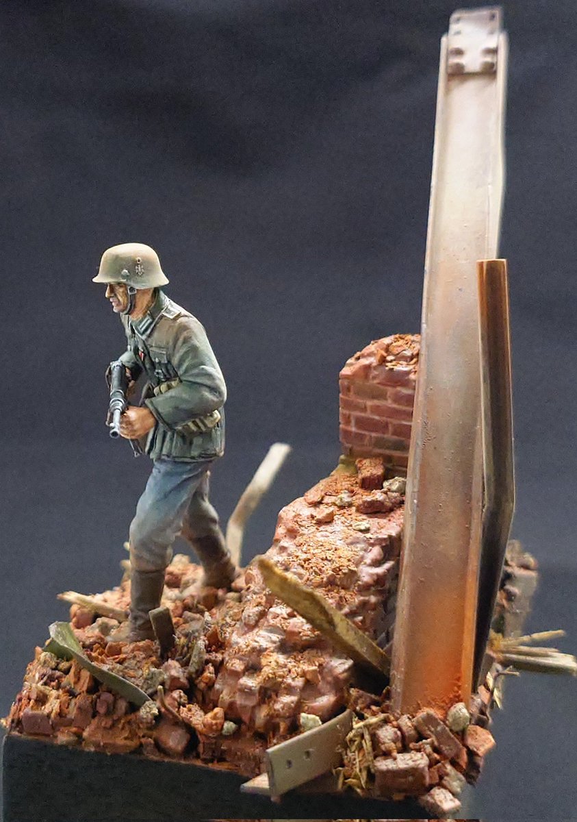 nuru_doll_afv's tweet photo. 1/35 ドイツ歩兵セットを使用したジオラマ完成。
スターリングラードをイメージしてポーズなどはいじらずキットそのままで製作してみました。
#タミヤ https://t.co/ZOqZdXASaT
