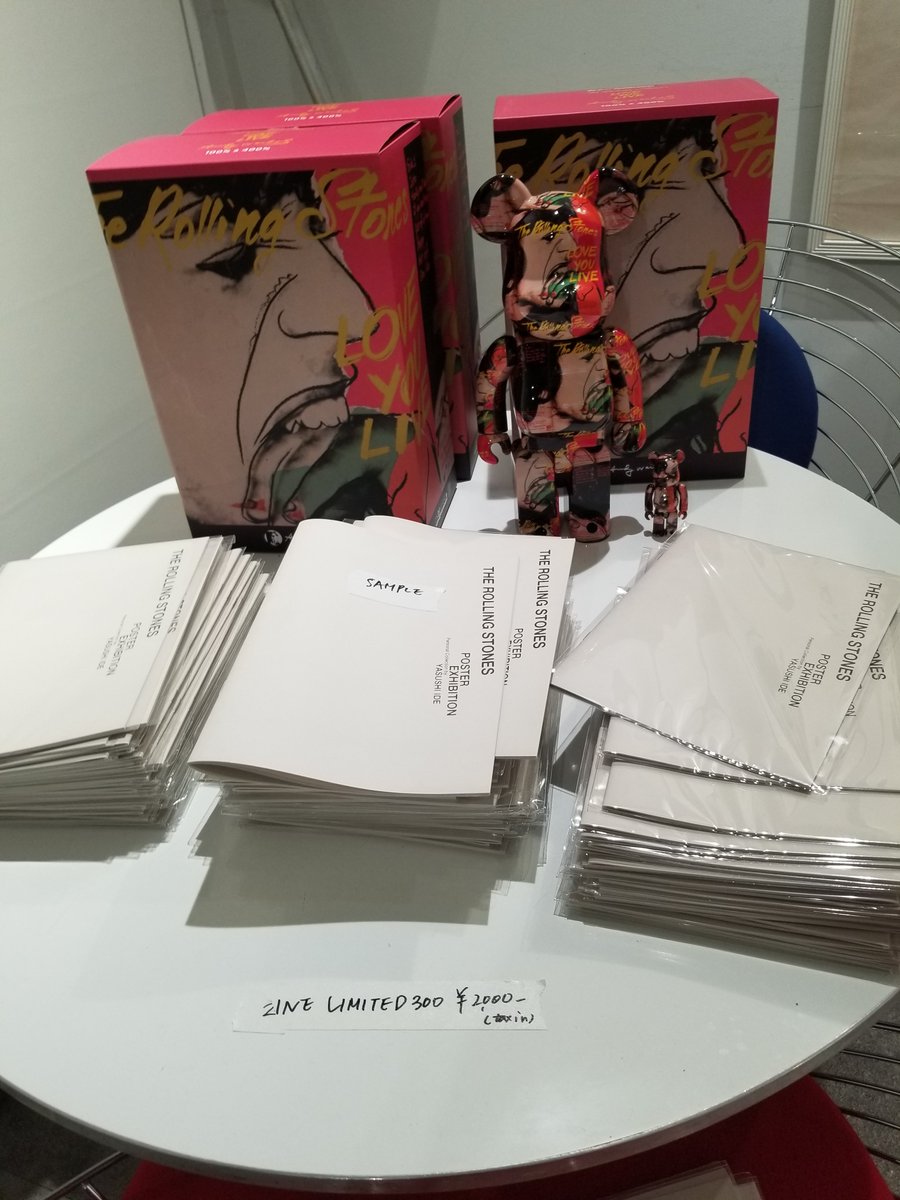 1004Jet's tweet photo. 井出靖さんのGrand Gallery行って来ました、今回のポスター展はストーンズ！山あり谷ありの長いキャリアを常に最高峰に立ち続けた彼等の凄味、堪能しました。幻の日本公演ポスターや壁を埋める多数の「サタニック~」の3Dジャケットにも感動。新作聴きながら買ってきたZINE眺めストーンズがいる幸せよ。 https://t.co/TIJdswPw1i