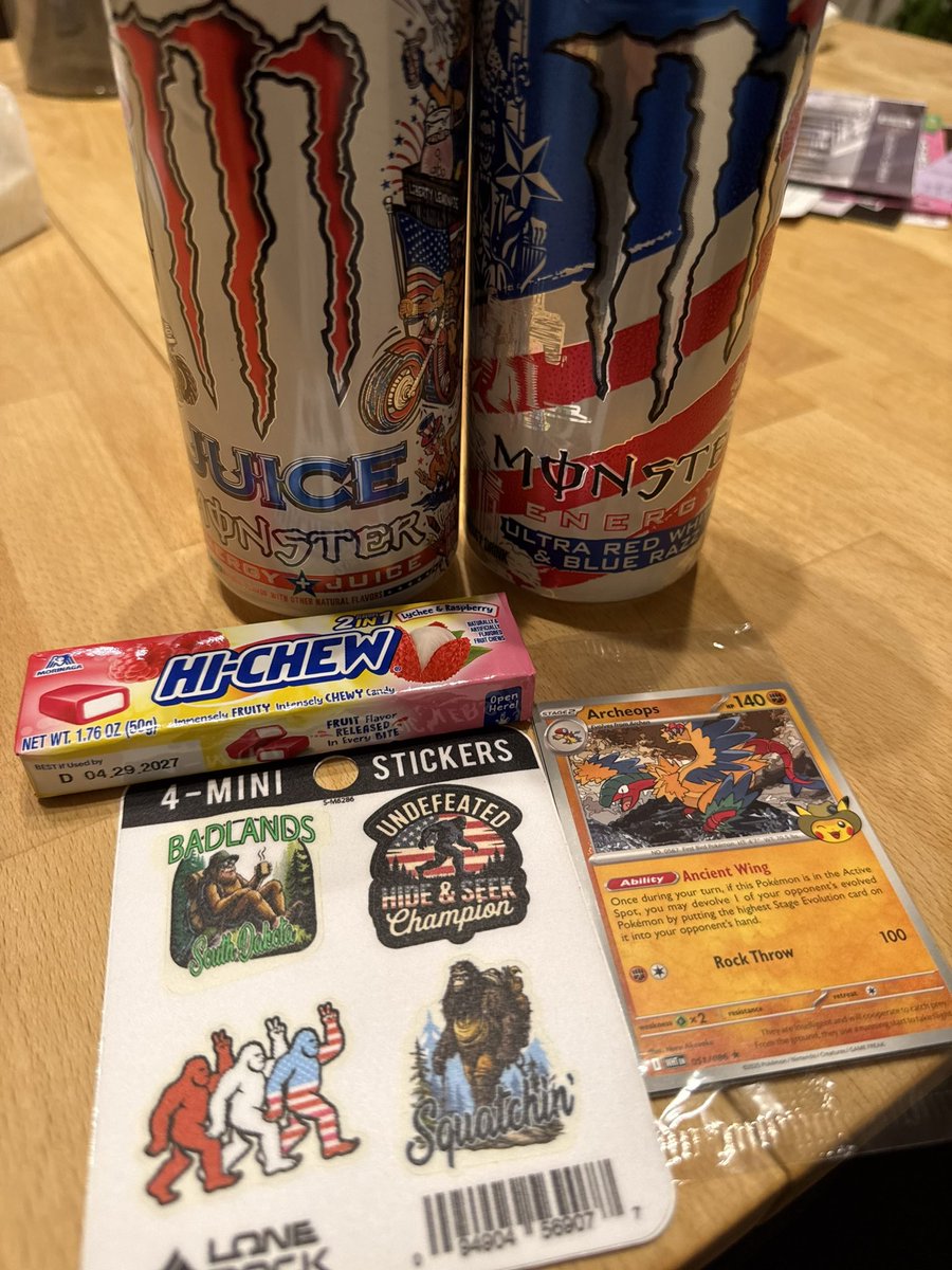 suiqaaa's tweet photo. 親から貰ったアメリカお土産

独立記念日仕様のモンスター2本(？)
ハイチュウライチ＆ラズベリー味(？)
ビッグフットのステッカー(？？？)
海外限定のアーケオスプロモカード(？？？？？？？) https://t.co/g6ZNn9KJX8