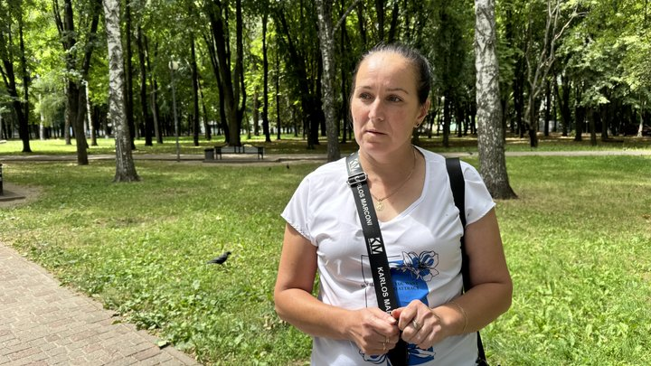 poltavazmist's tweet photo. Дружина ветерана каже, що нападник більше десяти разів бив чоловіка ногами в живіт. Коли вона намагалася його захистити, теж отримала удар.

За словами Романа, після конфлікту водій самоката покликав друзів і батька.

«Його батько штовхав мене до машини наперед до їхньої компанії, зібралися ж, мабуть, бити. Батько почав стрибати, а тут мій брат приїхав, і вони відразу стали, подивилися в обидва боки і відійшли. Потім поліція приїхала і вони відразу всі порозбігалися», – каже Роман Махновський.

5/6