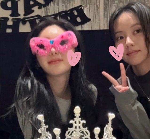 LCYISHERE's tweet photo. I'll give you my arm or my shoulder anytime, so you can lean your hand on me. ​If I ever leave this world before you, I'm going to leave my phone with you. ​Everything is in there. All my flaws, my shame, my secrets

- Lee Chaeyeon letter to actress Kim Sohyun (her best friend) https://t.co/G1jKmhJj0R