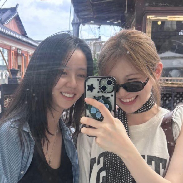 LCYISHERE's tweet photo. I'll give you my arm or my shoulder anytime, so you can lean your hand on me. ​If I ever leave this world before you, I'm going to leave my phone with you. ​Everything is in there. All my flaws, my shame, my secrets

- Lee Chaeyeon letter to actress Kim Sohyun (her best friend) https://t.co/G1jKmhJj0R