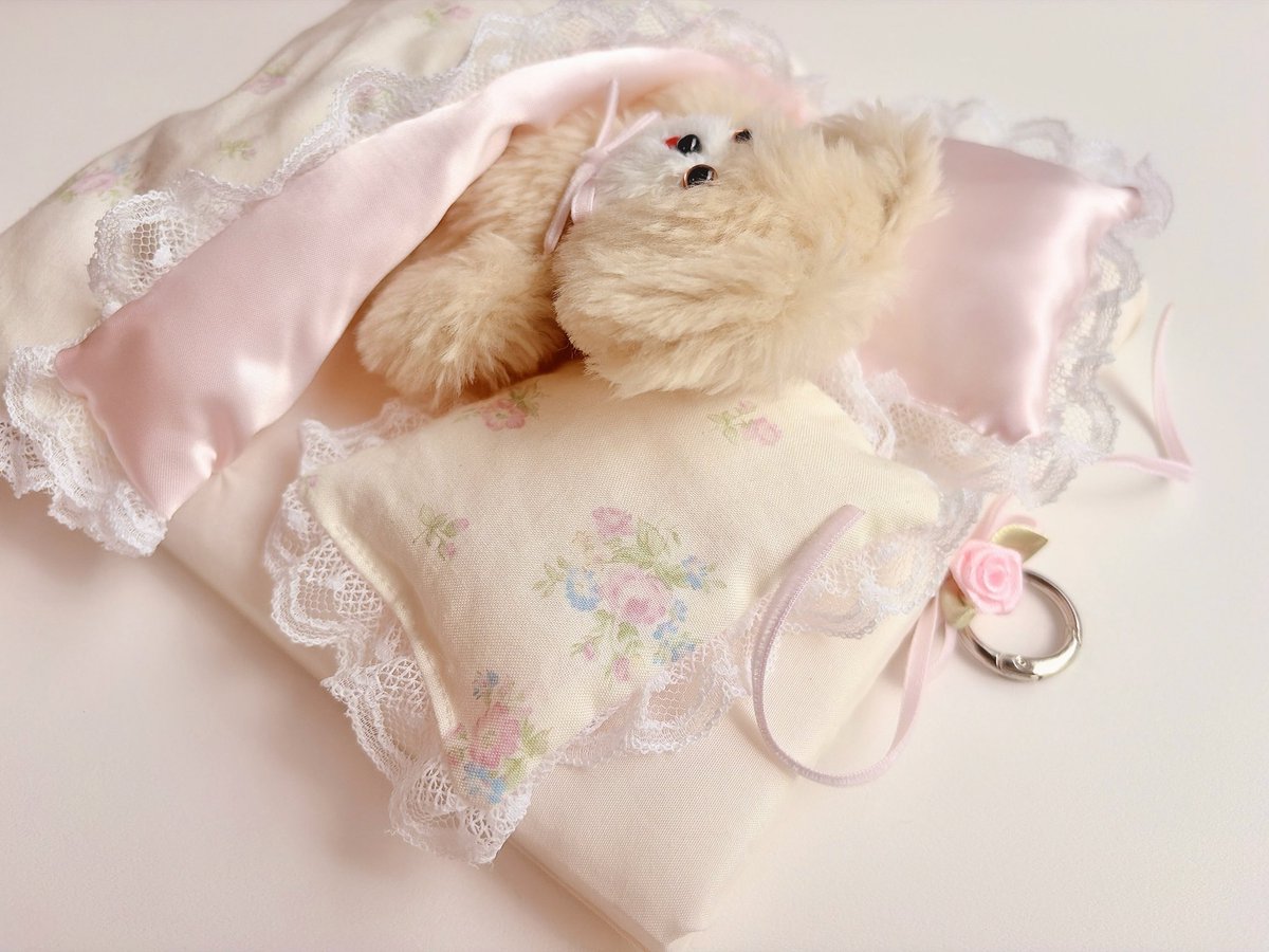osatou_otome's tweet photo. ⋆⸜ 🅝🅔🅦 ⸝⋆
oyasumi wall pocket 🛏️🧸💤

ぬいちゃんのベッドになるウォールポケット₍ᐢ..̮ᐢ₎♡
お出かけから帰ってきたぬいちゃんの定位置にできるように作りました💫♩

壁にかけても使えますが、本体がしっかりしてるので立てかけも可能♡
もちろん置いてもかわいいです🎀ˎˊ˗ https://t.co/xAeBamd0q7