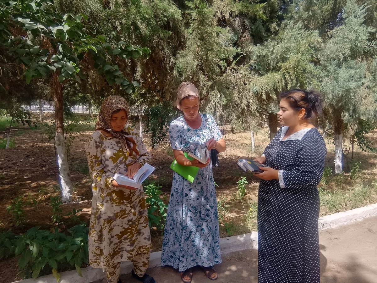 SherobodTakm's tweet photo. "Yo'l - yo'lakay kitob o'qiymiz

Sherobod tuman axborot-kutubxona markazi xodimlari tomonidan "Yo‘l – yo‘lakay kitob o‘qiymiz" shiori ostida yo‘lda harakatlanayotgan fuqarolarga kitoblar taqdim etildi. Batafsil: https://t.co/2aCerAammr https://t.co/vNXG0BLf1A