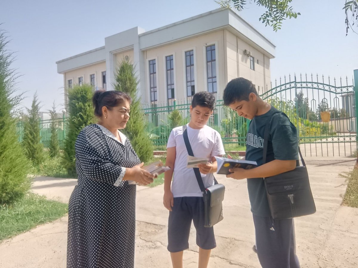 SherobodTakm's tweet photo. "Yo'l - yo'lakay kitob o'qiymiz

Sherobod tuman axborot-kutubxona markazi xodimlari tomonidan "Yo‘l – yo‘lakay kitob o‘qiymiz" shiori ostida yo‘lda harakatlanayotgan fuqarolarga kitoblar taqdim etildi. Batafsil: https://t.co/2aCerAammr https://t.co/vNXG0BLf1A