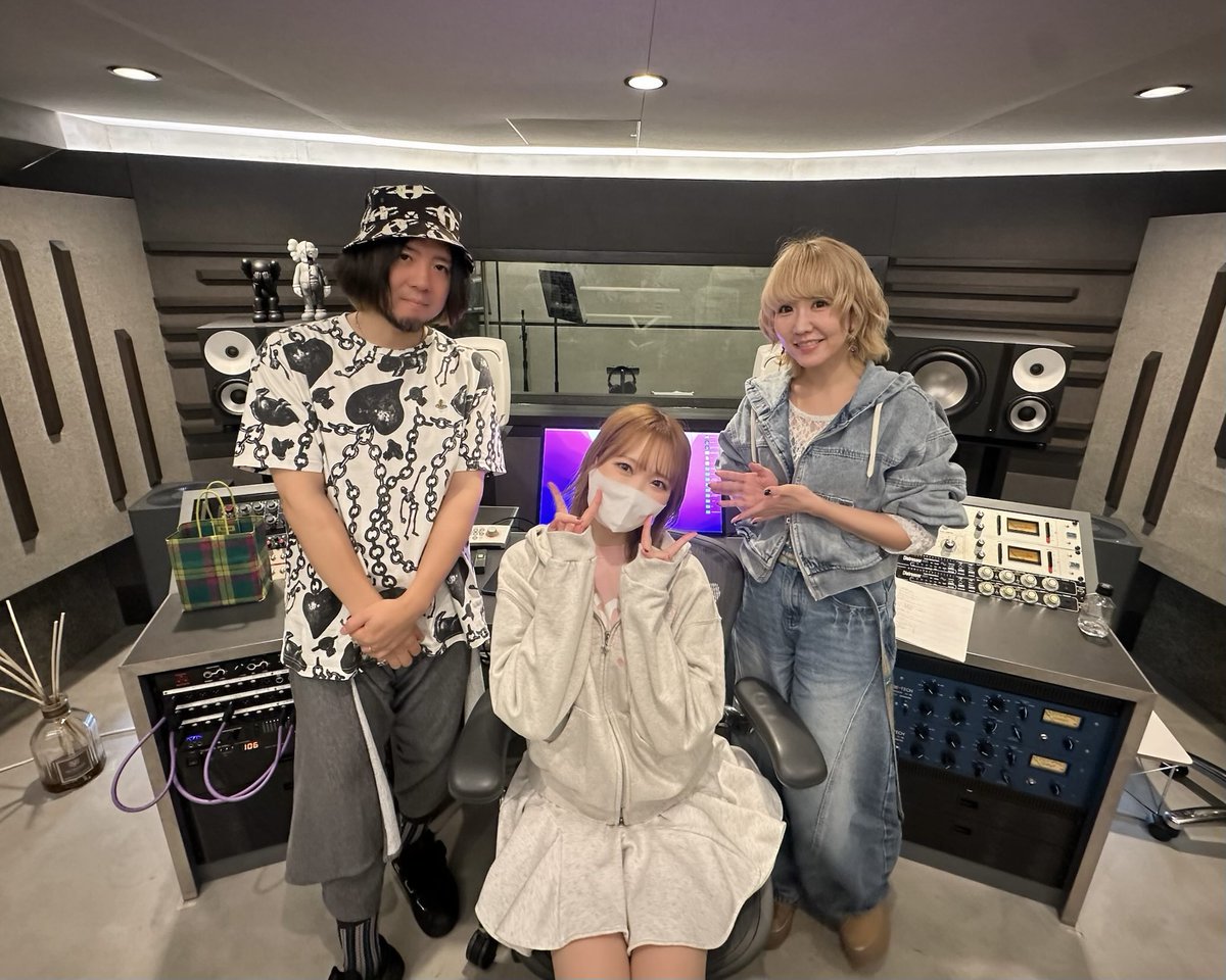 violin_rio's tweet photo. yucatさん作曲「乱世ノ灯」🎻
無事にレコーディングを終えられました🐈‍⬛♥️

そして…📣！！！
yucatさんがボーカルで参加してくれる曲もあります…🎤！
「乱世ノ灯 -歌詠- feat.yucat」✨

RiOバイオリンソロのインストゥルメンタル、そしてyucatさんのボーカル+RiOバイオリンのボーカル曲の2曲をリリース予定です💿

9/5(土)のワンマンライブでお披露目いたしますので、ぜひお越しください🔥

チケットはこちら▼(明日締切)
https://t.co/N3U63U5gfU

そして今回はyucatさんも私もたくさんお世話になっている遠藤さんが編曲に🪄

これからさらに生楽器の音が増えてミックスしてくれるみたいで、仕上がりが楽しみ🧚‍♀️🤟

おふたり、今日は1日ありがとうございました。本当に優しい世界だった🌎幸