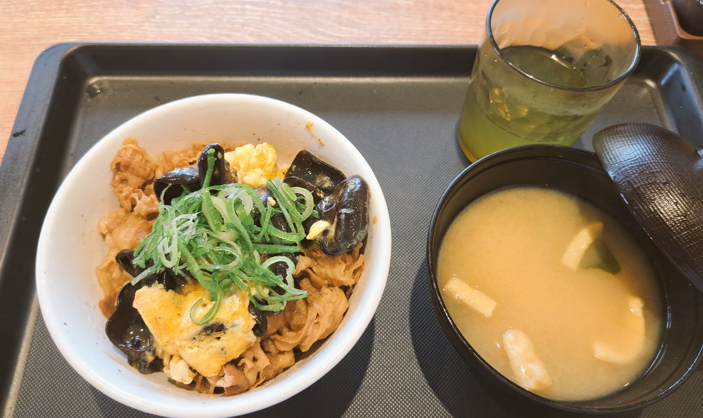 hiromix_MB's tweet photo. 松屋
キクラゲ卵炒め牛めし
後からホームページ見てみたらのっていなくて、店舗限定のものだったみたい https://t.co/i9DoSB3bF1