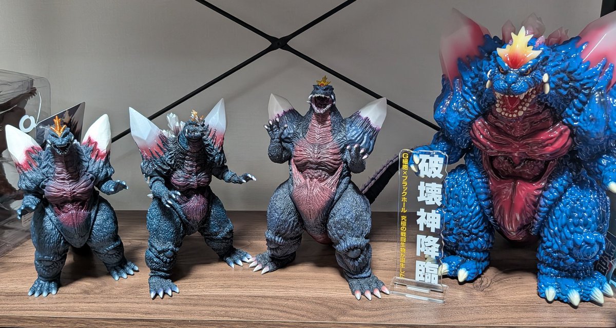crazysotya's tweet photo. さっきの名刺入れこの破壊神降臨のアクスタのついでに買ってくれたんだけど汎用性高くて笑うwww https://t.co/Q4xol3yqG3