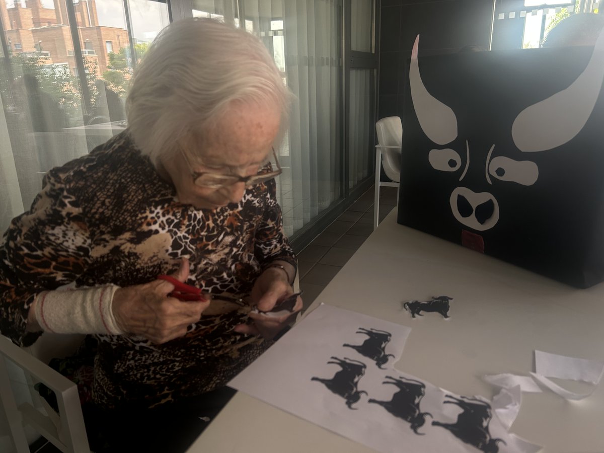 ResiAltosParque's tweet photo. 🔴 ¡En Altos de Parquesol celebramos San Fermín! 🐂

✨Empezamos el día viendo el primer encierro y jugando a un divertido trivial temático. 🧠📺Ahora preparamos la decoración para la gran fiesta con vermú y música que nos cocina nuestra chef el viernes. ¡Pronto las fotos! 🍸🎶 https://t.co/BuZFY8vybn