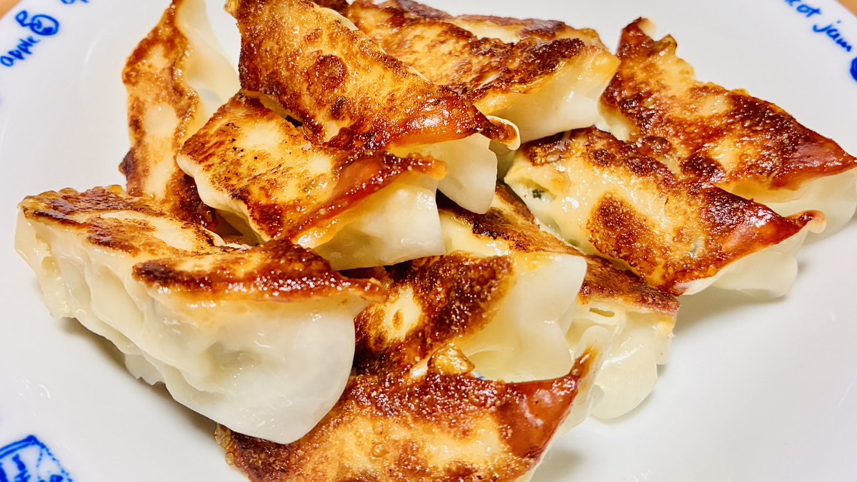 Churo_tea's tweet photo. 晩飯は餃子だあ！🥟
綺麗に焼けた https://t.co/jwVTmsHlmv