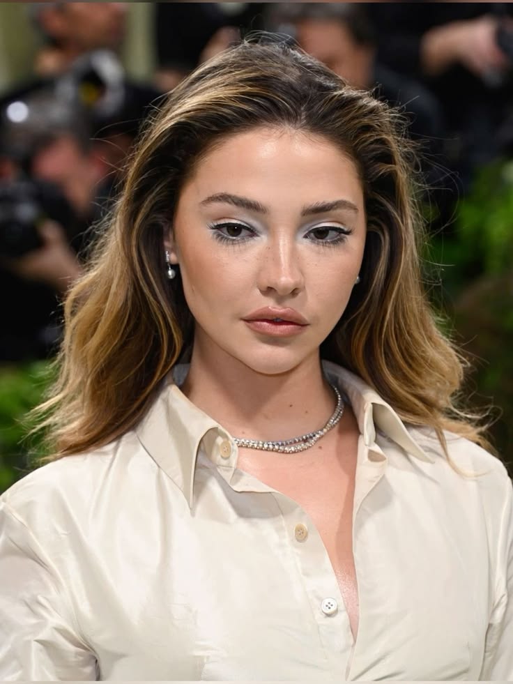 becurieousa's tweet photo. me lembrou aquela make da madeline cline no met gala, espero que gravem mais tutoriais dessa vez https://t.co/BR6nd9yDSZ