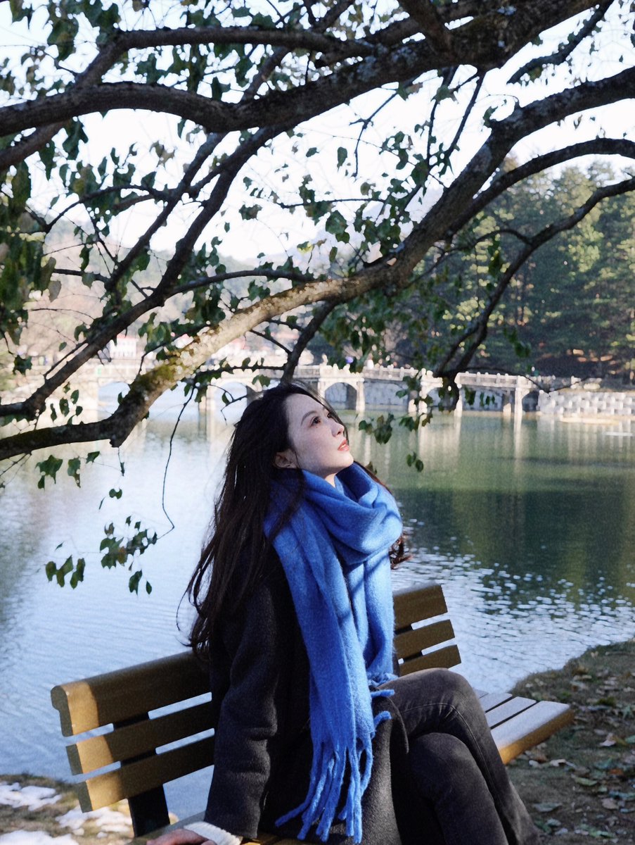 carmen_frevert's tweet photo. Just finished a 10km run and now I’m sitting by the lake, sipping cold lemon tea—no plans, no rush, just my happy heart beating slow. https://t.co/vKGHABHEVn