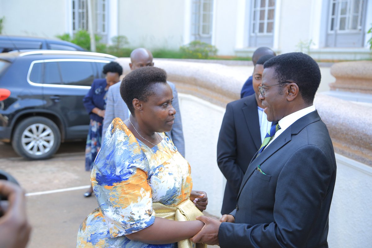 BugandaKingdom_'s tweet photo. Ekiriwo kati;

Omumyuka w'Omukulembeze w'eggwanga Her Excellence Rt. Hon. Jesca Alupo, atuuse ku Bulange okusisinkana Kabineeti ya Ssaabasajja Kabaka, ng'emu ku ngeri y'okunyweza enkolagana wakati w'Obwakabaka ne gavumenti ya wakati. 

Omugenyi awerekeddwako Baminisita ab’enjawulo okuba mu gavumenti ya wakati.