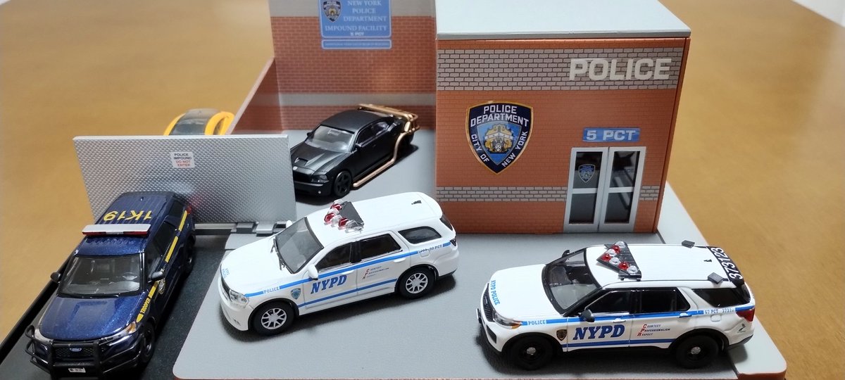 RYK_9NYPD's tweet photo. というわけで、ミニチュア分署できました！チャージャーは押収されました！ https://t.co/x4bf60XFir