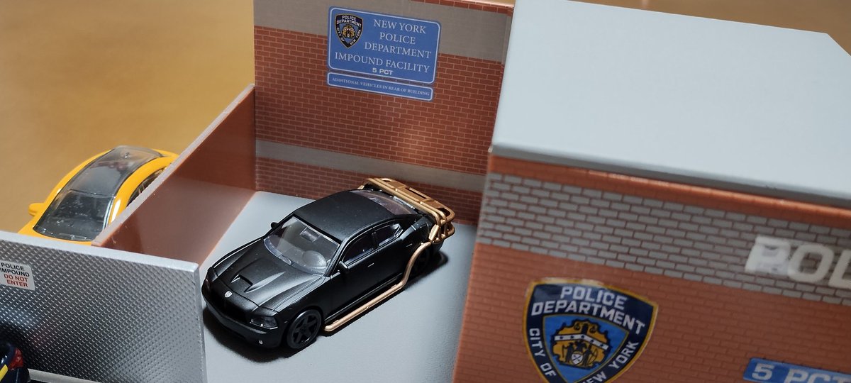 RYK_9NYPD's tweet photo. というわけで、ミニチュア分署できました！チャージャーは押収されました！ https://t.co/x4bf60XFir