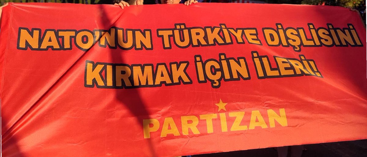 PartizanMerkz10's tweet photo. #NATO karşıtı mücadelemiz meşrudur!
Katiller sürüsüne, zulüm makinesine, kapitalizme ve şovenizme karşı alanlara!
Emperyalizm kağıttan kaplandır!
Gözaltılarla, tutuklamalarla, sıkıyönetim uygulamalarıyla mücadelemiz engellenemeyecek!
Kahrolsun emperyalizm; Yaşasın mücadelemiz! https://t.co/WFzVm9OQNw