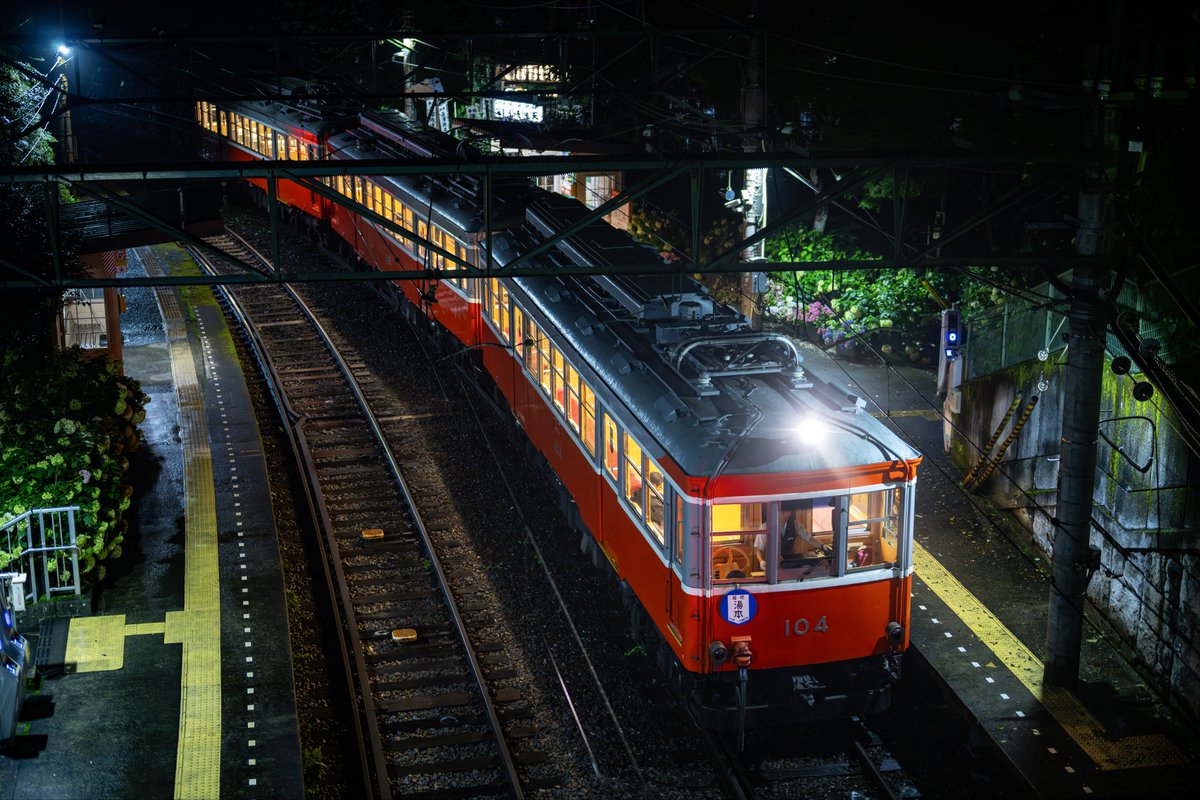57tabiji's tweet photo. 秘境駅 塔ノ沢
箱根湯本の次駅はいきなり秘境駅。
トンネルに挟まれた交換駅で、駅前アクセスは歩道のみ。夜に2時間滞在したが乗降客は0人だった。
100形の引退は考えたく無い。箱根の象徴の引退は辛いが、今ならば堪能出来る。静かなホームにMG音を高らかに入線する姿は痺れる。今がラストチャンス。 https://t.co/SVpjNY1tT4
