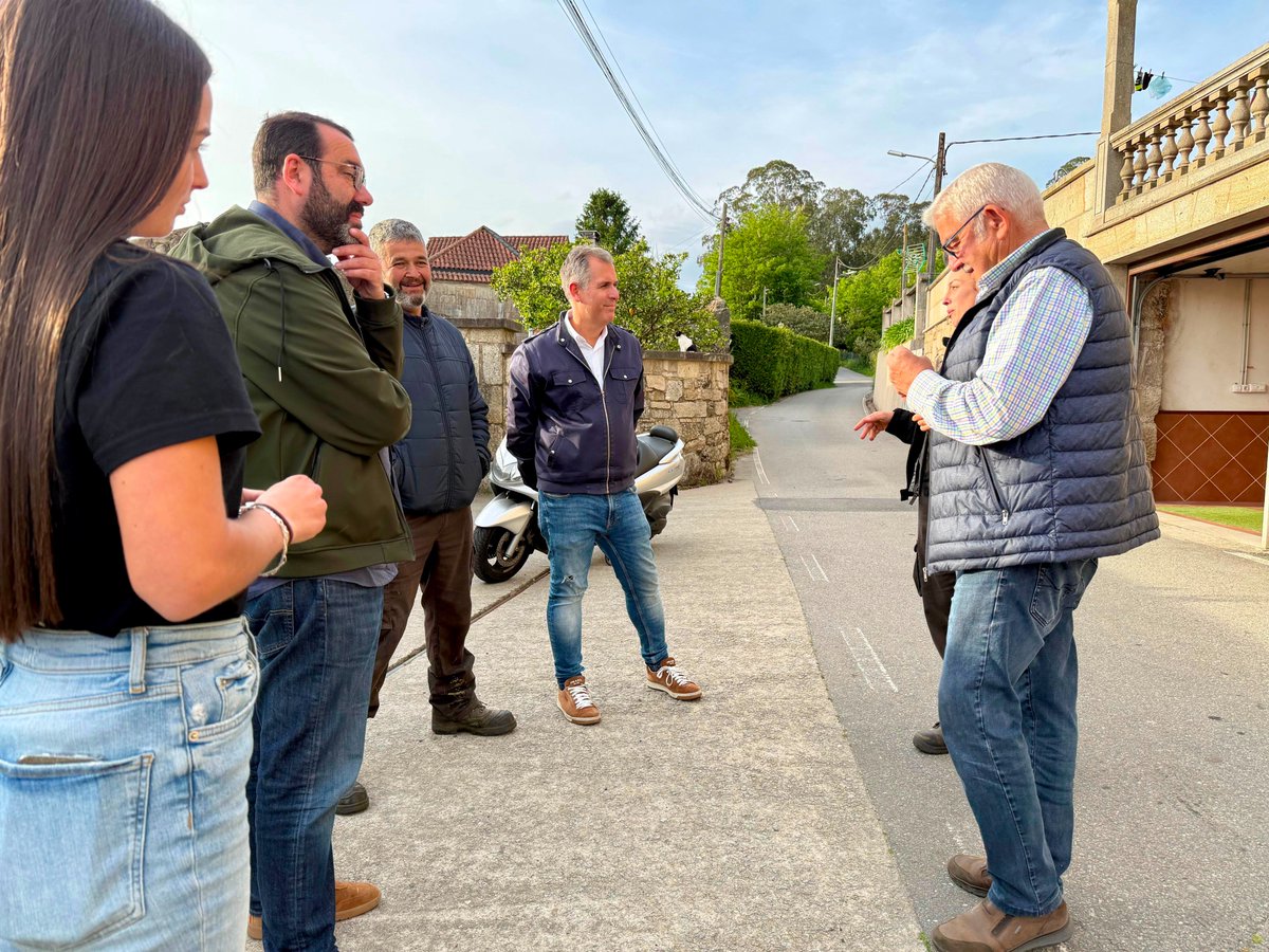 PP_Pontevedra's tweet photo. Recentemente estivemos en Pontecabras, en Alba, escoitando aos veciños e comprobando o estado no que se atopan algunhas estradas e espazos públicos.

Hai actuacións moi sinxelas que deben arranxar xa: reparar as fochancas, limpar a maleza, retirar o lixo e renovar a sinalización https://t.co/5HkfdrlbFD